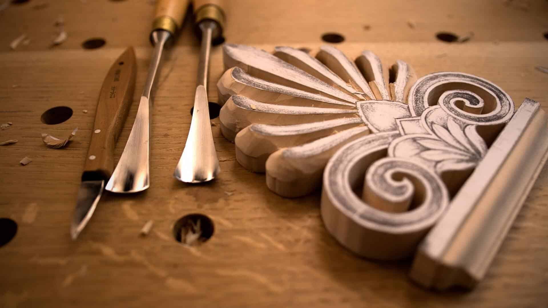 What are the best types of wood for beginners to practice carving?