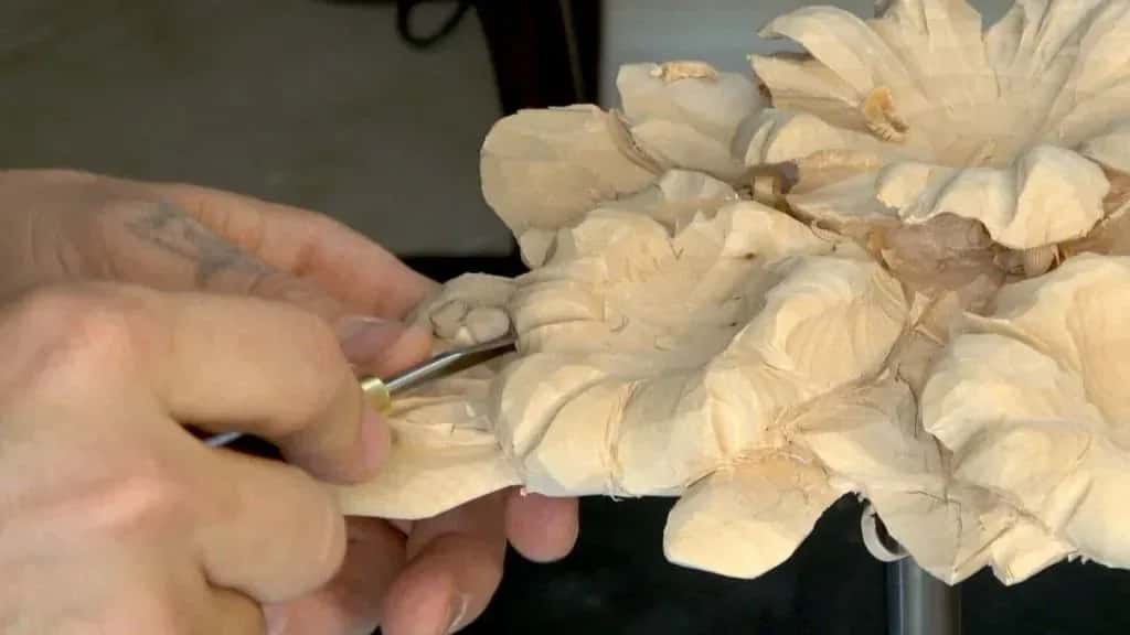 Sliced fibre, not torn A small gouge running downhill with the grain along the edge of a carved basswood flower, fresh chips beneath